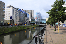 903509 Gezicht op de Stadsbuitengracht te Utrecht, vanaf de Rijnkade, met links de Catharijnesingel en op de ...